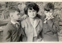 Jadwiga Kaczyńska z Synami Lechem i Jarosławem przełom lat 50 - tych i 60 - tych XX wieku