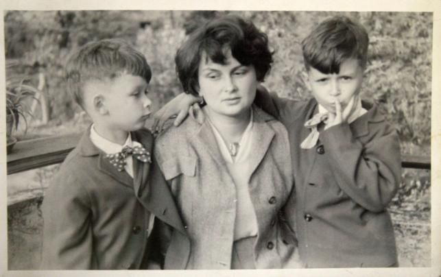 Jadwiga Kaczyńska z Synami Lechem i Jarosławem przełom lat 50 - tych i 60 - tych XX wieku