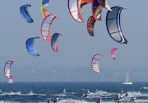 Raj kitesurferów na Zatoce Puckiej - autor zdjęcia nieznany