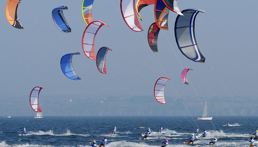 Raj kitesurferów na Zatoce Puckiej - autor zdjęcia nieznany