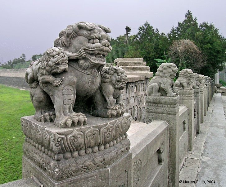 Lugou Qiao z lwem i mniejszymi lwiątkami