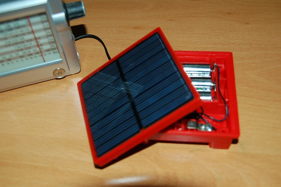 Bateria słoneczna z ogniwami rozwiąże sprawę zasilania radia już na kilka lat leżąc na parapecie. (tu bateria otwarta).