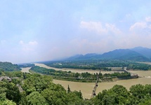 Dwie części mostu Anlan na tle przedsięwzięcia hydrotechnicznego Dujiangyan
