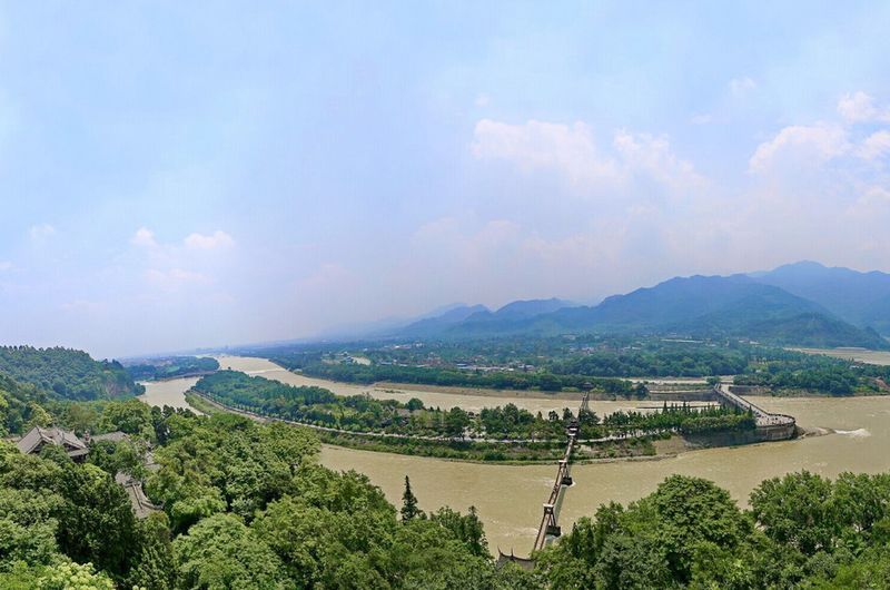 Dwie części mostu Anlan na tle przedsięwzięcia hydrotechnicznego Dujiangyan