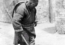 Stary człowiek zbiera łajno w 1930 roku
