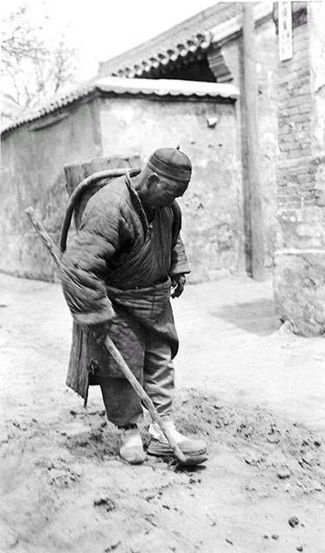 Stary człowiek zbiera łajno w 1930 roku