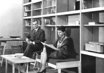 Bogusława i Czesław na tle ich mebli - pokonkursowe, jesień 1961 | foto z arch. rodzinnego JK