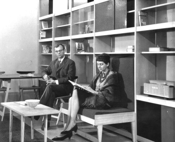 Bogusława i Czesław na tle ich mebli - pokonkursowe, jesień 1961 | foto z arch. rodzinnego JK