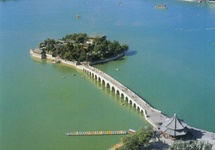 Widok z lotu ptaka na Most Siedemnastu Łuków i wyspę Nanhu