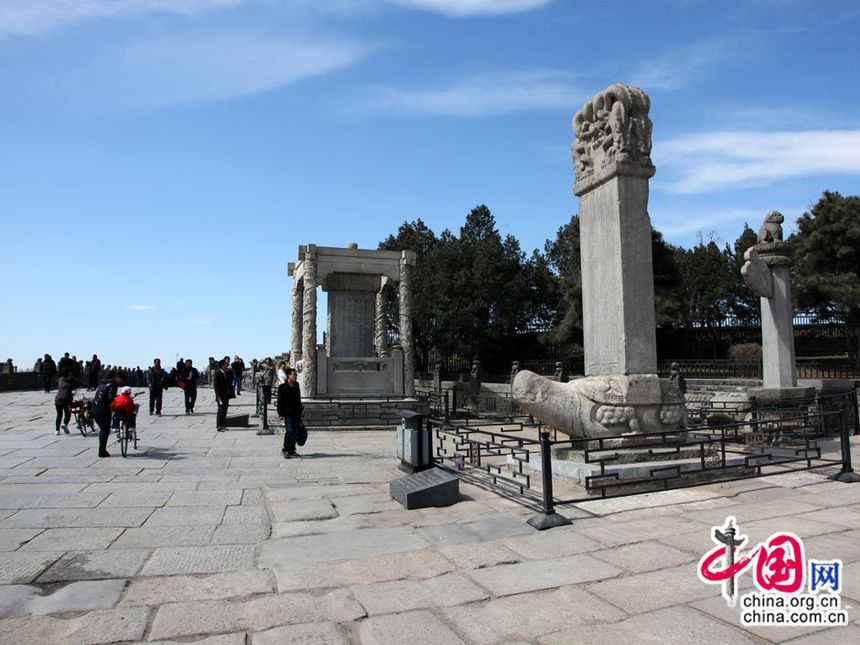 Wschodni brzeg, od prawej: kolumna huabiao, stela cesarza Kangxi i altanka ze stelą wiersza cesarza Qianlong.