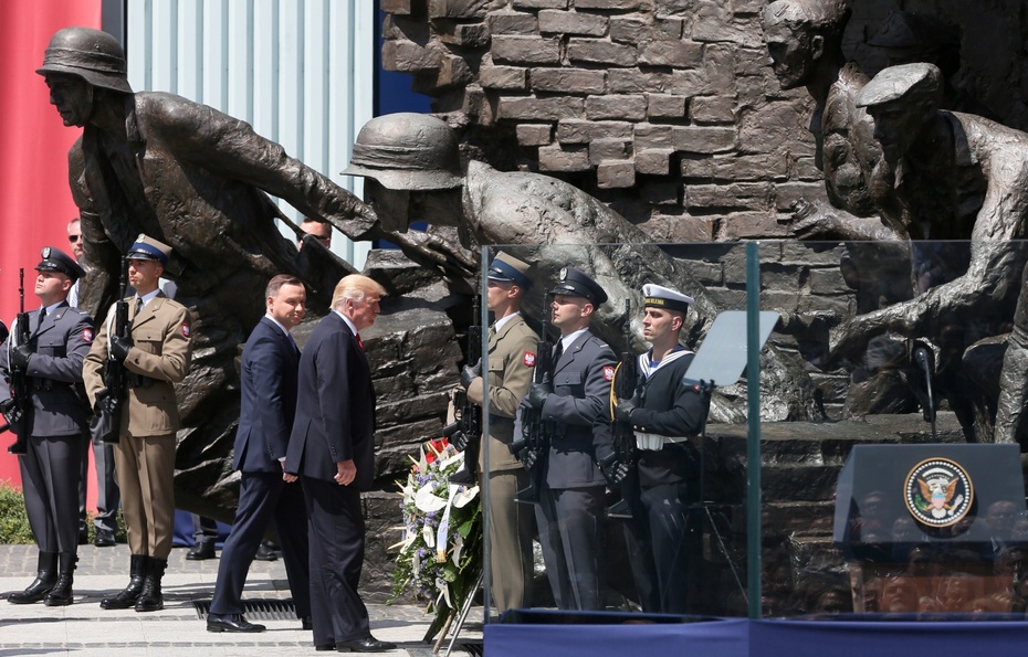 Prezydenci składają kwiaty pod Pomnikiem Powstania Warszawskiego, fot. PAP/Paweł Supernak