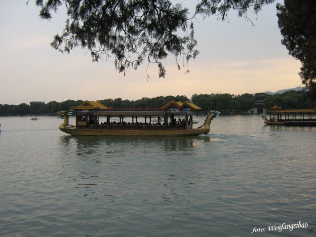 Smocze łodzie na Jeziorze Kunming