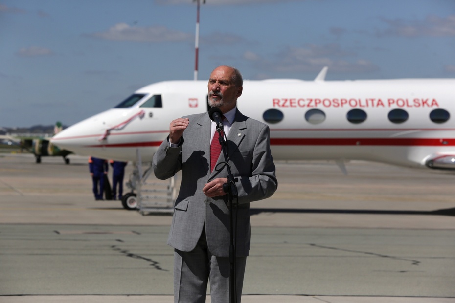 Antoni Macierewicz podczas ceremonii powitania samolotu dla VIP-ów. Fot. PAP