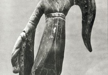 Figurka grobowa tancerki w sukni z powiewnymi rękawami