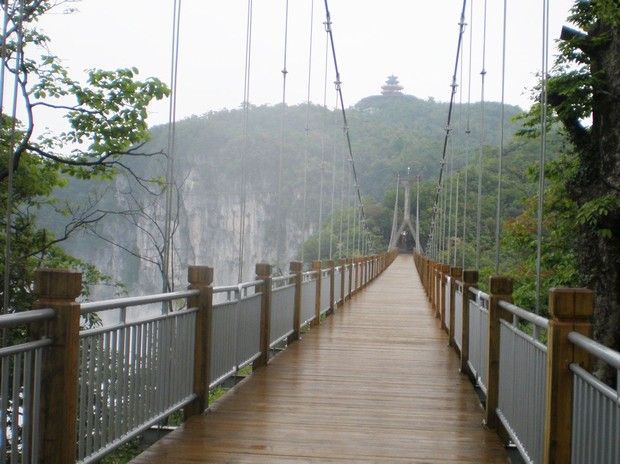 Most wiszący końcowego etapu traktu spacerowego