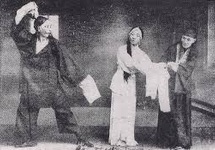 Scena opery „Fu Qi Qiao” w Chuan Operze przedstawiająca panią He Xiande z miejscowymi