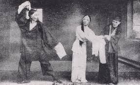 Scena opery „Fu Qi Qiao” w Chuan Operze przedstawiająca panią He Xiande z miejscowymi