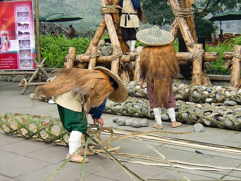 Nakładanie kamieni do koszy bambusowych - scenka z muzeum