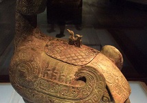 Ceremonialny zun w kształcie hybrydy ptaków i słonia. Wydobyty z grobowca markiza Xie. Eksponat Muzeum Shanxi.