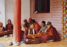 Młodzi adepci buddyzmu tybetańskiego przed świątynią