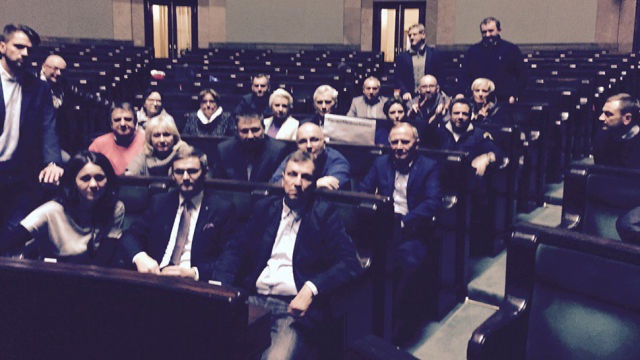 Posłowie okupujący salę plenarną Sejmu
