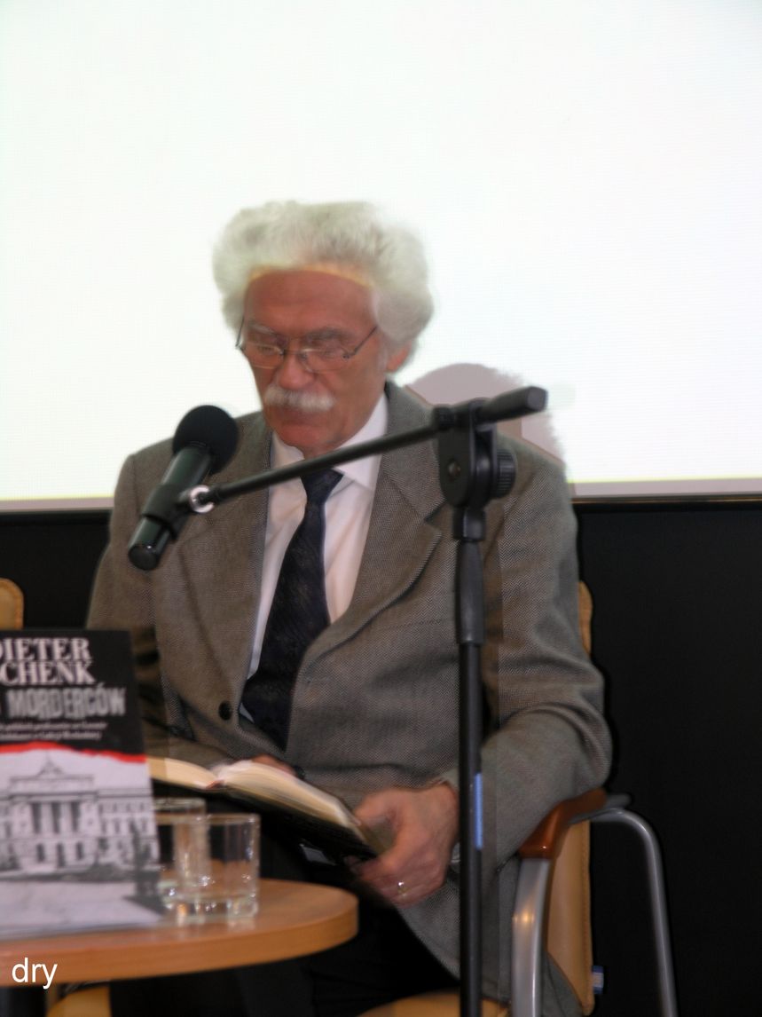 Dieter Schenk czytający fragment swej książki
