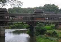 Most pawilonowy typowy dla mniejszości Dong