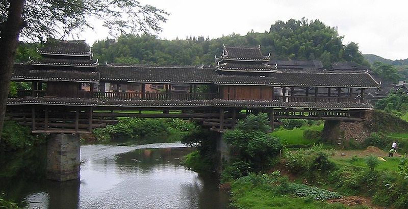 Most pawilonowy typowy dla mniejszości Dong
