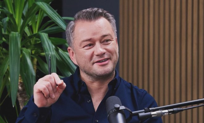 Jarosław Kuźniar w radiowej "Trójce". Fot. Instagram/@jaroslawkuzniar