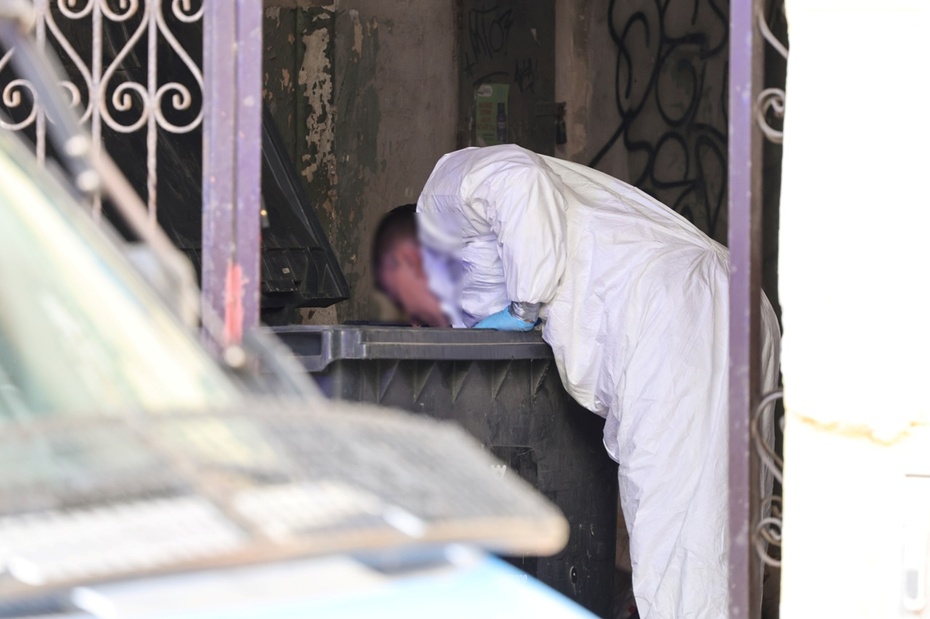 Śledczy w miejscu odnalezienia czterech ciał w pustostanie przy ulicy Grzybowskiej na warszawskiej Woli. Fot. PAP/Szymon Pulcyn
