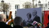 Ustawiony za barierkami portret ś.p. Pary Prezydenckiej