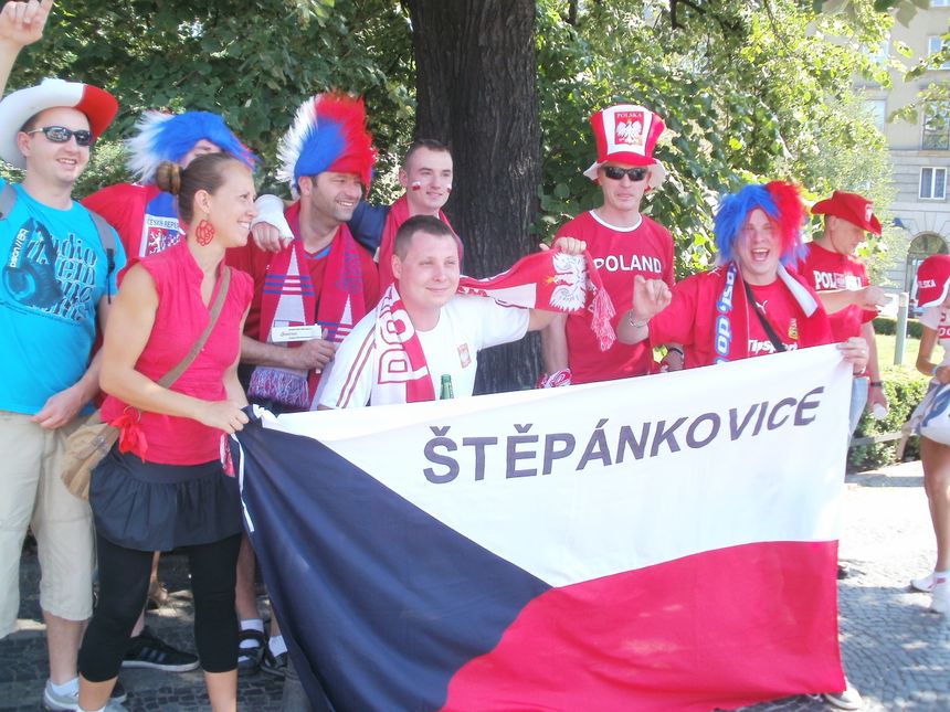 Na prośbę mijanych Polaków, kibice ze Stepankovic chętnie pozowali do zdjęć.