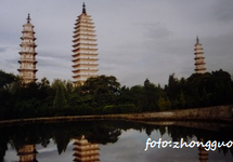 3 pagody ''przeglądające się'' w stawie