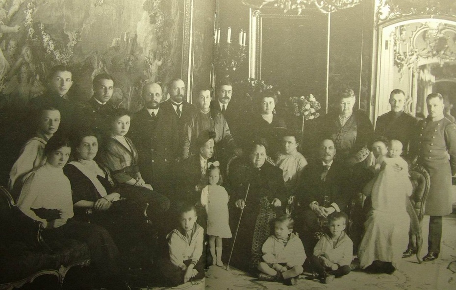 Portret rodzinny Musinów-Puszkinów z 1913 roku; fot. Carl Oswald [Karl Karłowicz] Bulla (~1855 + 1929); wg: ruwiki