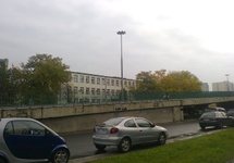 Szkoła 143 w Warszawie na rogu ruchliwych ulic Al.St.Zj. i Saskiej-kładka hałaśliwa