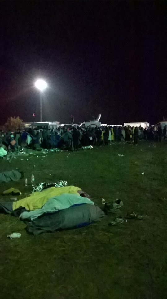 Nocna kolejka do obozu w Opatowacu. Fot. Jakub Wojas