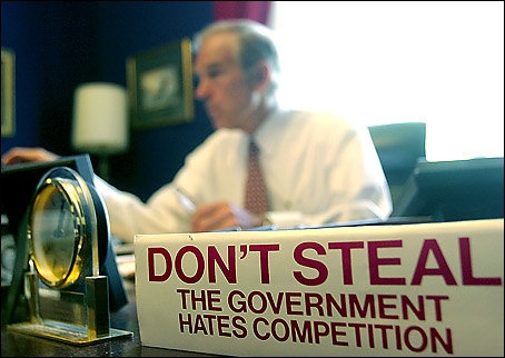 "Nie kradnij rząd nie lubi konkurencji" (na zdj. Ron Paul)