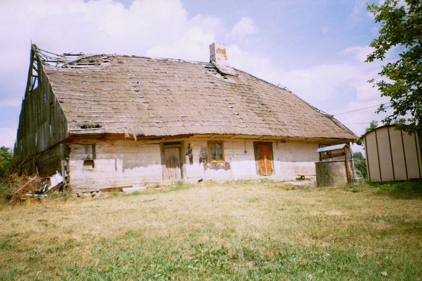 Olenderski dom z XIX w,był dłuższy, prócz części mieszkalnej i obory (zachowane) była jeszcze stodoła - na lewo. Łady (Szory).