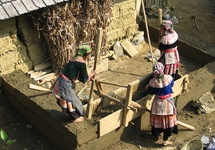 Budowa typowego domu przez kobiety Kolorowych Hmong w Wietnamie