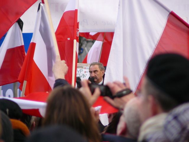 Pan Andrzej Melak przemawia do zgromadzonych przed rosyjską ambasadą