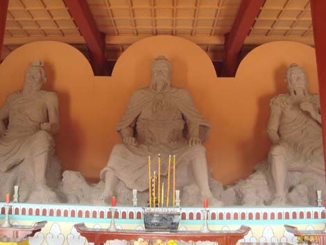 Posągi trzech przodków: Huang Di, Yan Di i Chi You