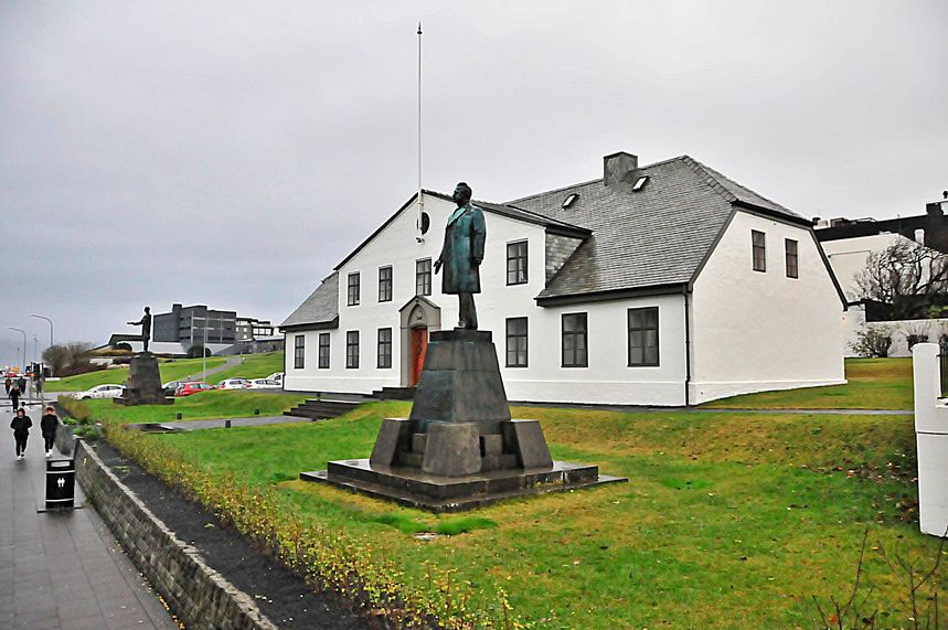 Rezydencja duńskiego gubernatora wyspy, potem prezydenta niepodległej Islandii, a następnie siedziba premiera.