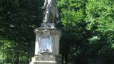 Pomnik Jana Kilińskiego w Parku Stryjskim. Widać jeszcze litery...jak długo?