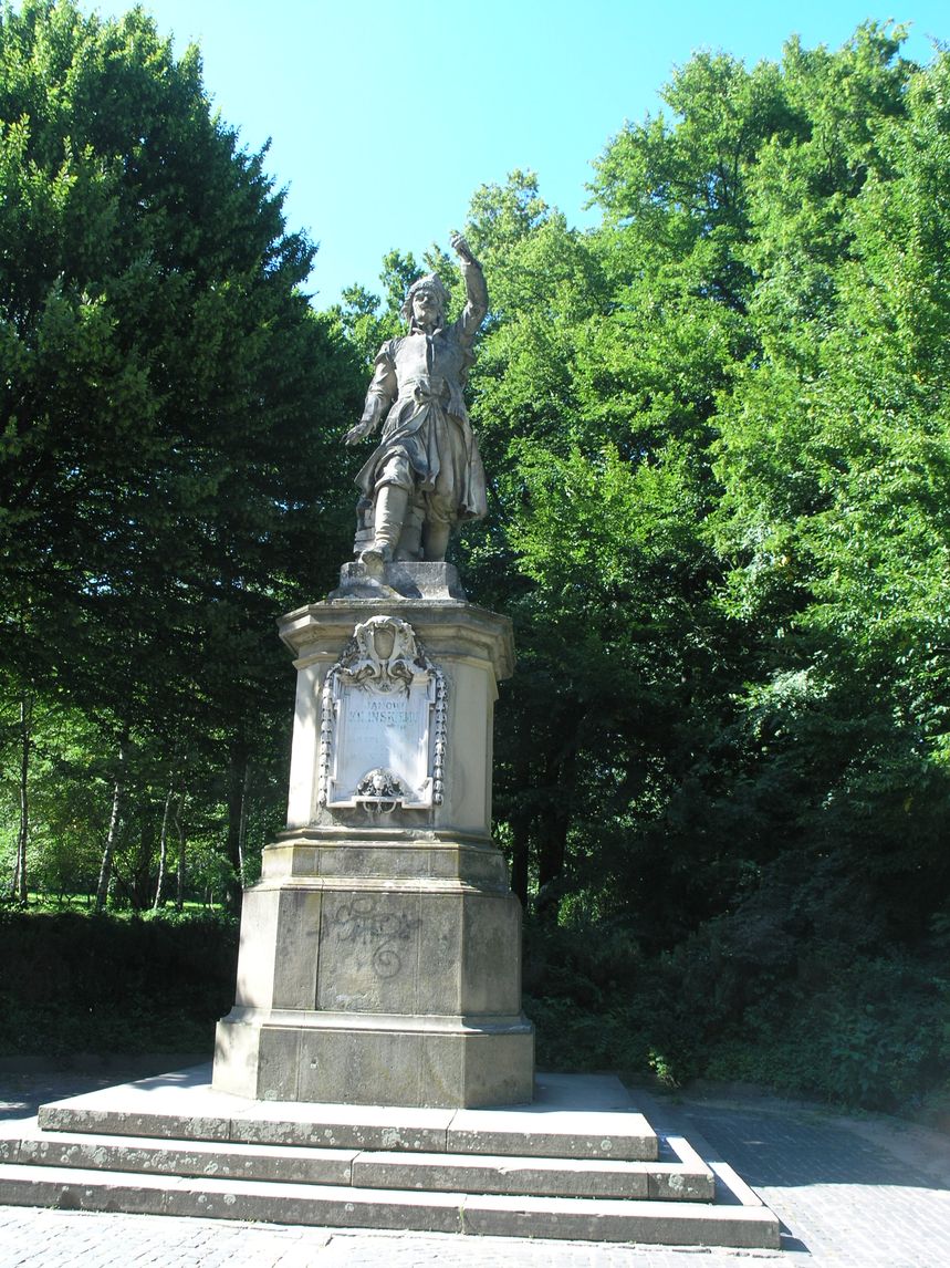 Pomnik Jana Kilińskiego w Parku Stryjskim. Widać jeszcze litery...jak długo?
