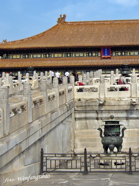 Brązowy ding reprezentujący jedną z chińskich prowincji przed Pawilonem Najwyższej Harmonii Zakazanego Miasta w Beijing
