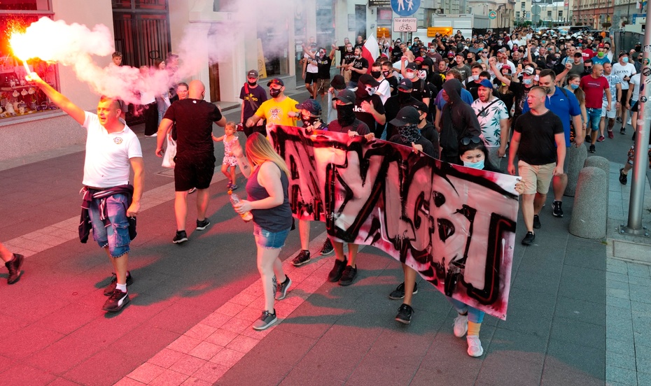 Uczestnicy marszu pod hasłem "Nie dla ideologii LGBT, nie oddamy im Polski". fot. PAP/Andrzej Grygiel