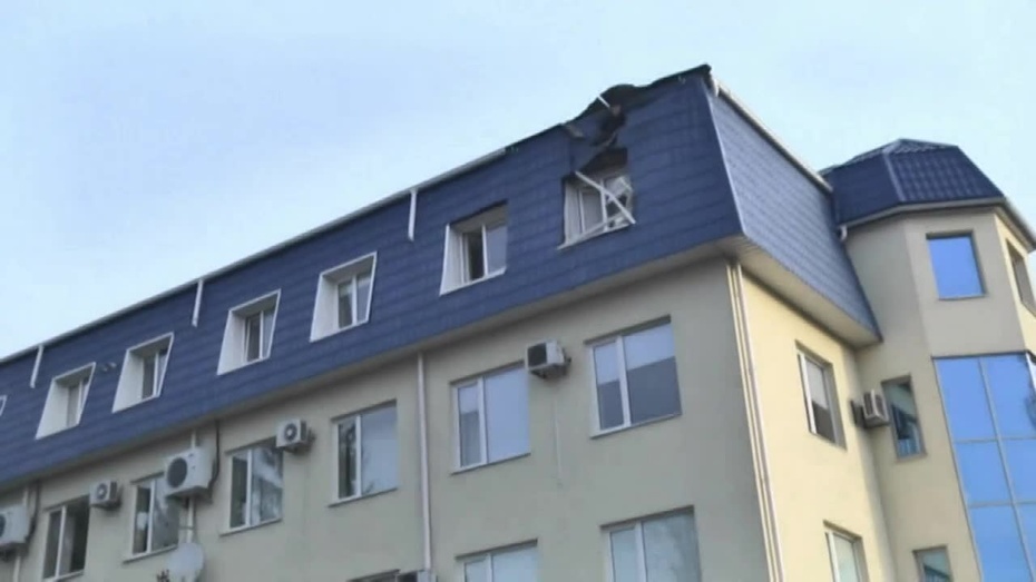 Uszkodzony dach konsulatu RP w Łucku