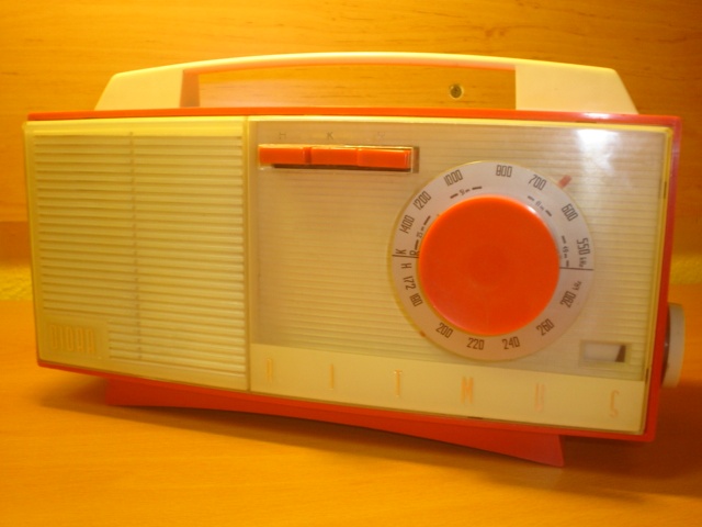 Wyremontowałem takie oto Polskie radio RYTMUS Piękny design lat 60. Odtworzyłem kawałek obudowy. Wzór kradziony z radia SONY :(