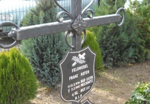 Grob z tablica popeerelowska.