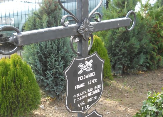 Grob z tablica popeerelowska.